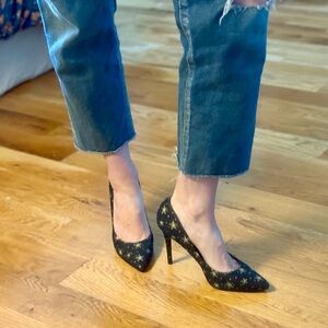 Charles David for FP Navy + Gold Star Pattern Pumps. ⭐️⭐️⭐️